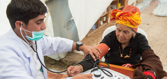 Ein Jahr nach dem Erdbeben in Nepal wird eine Frau von einem Arzt in einem Feldkrankenhaus untersucht.