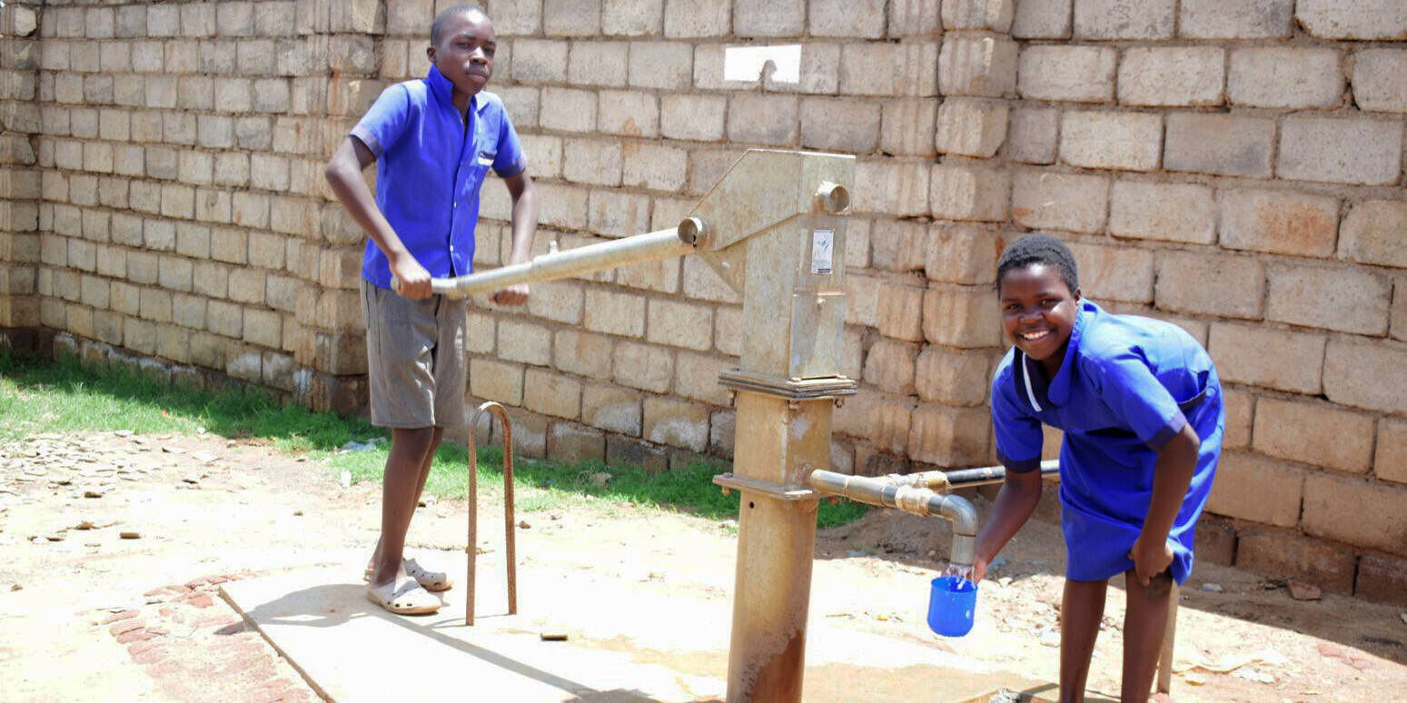 Die Schülerin Elita (r.) freut sich über den Brunnen auf dem Gelände der Kamkodola-Grundschule in Malawi Die Schülerin Elita (r.) freut sich über den Brunnen auf dem Gelände der Kamkodola-Grundschule in Malawi