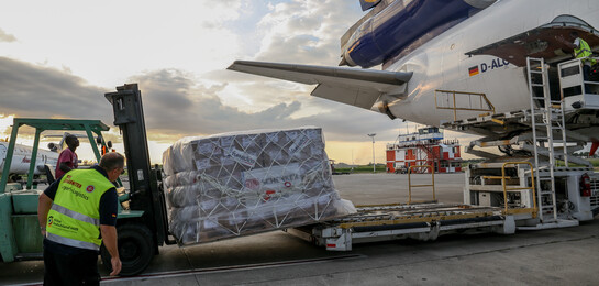 Am Flughafen werden Nahrungsmittel, Medikamente und mehr in das Flugzeug geladen. Nach Hurrikan Matthew benötigen zahlreiche Menschen in Haiti Humanitäre Hilfe.
