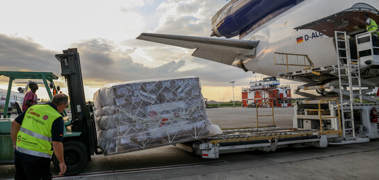 Am Flughafen werden Nahrungsmittel, Medikamente und mehr in das Flugzeug geladen. Nach Hurrikan Matthew benötigen zahlreiche Menschen in Haiti Humanitäre Hilfe.