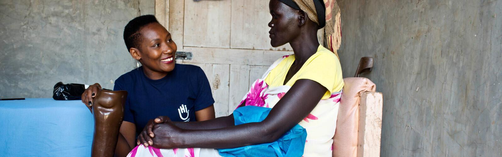 Kenia: Achol hat durch eine Schussverletzung ein Bein verloren. Von HI bekam sie eine Prothese 