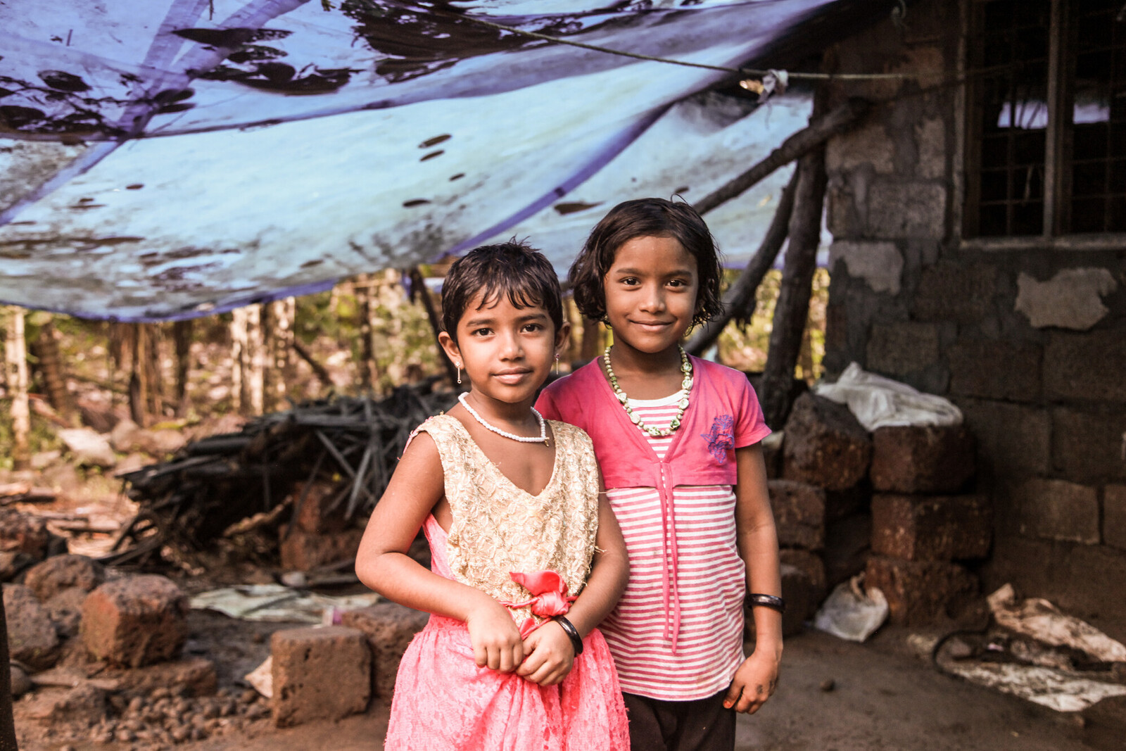 Zwei Mädchen in Indien – sie konnten sich vor der Flut retten
