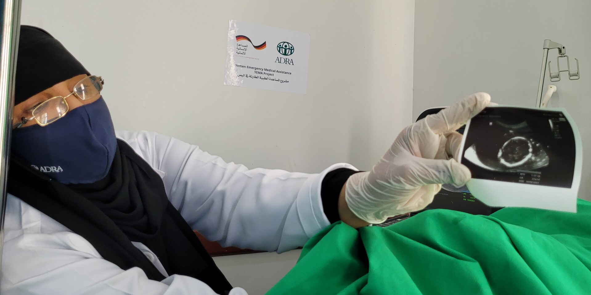 Eine Ärztin zeigt ein Bild eines Ultraschalls