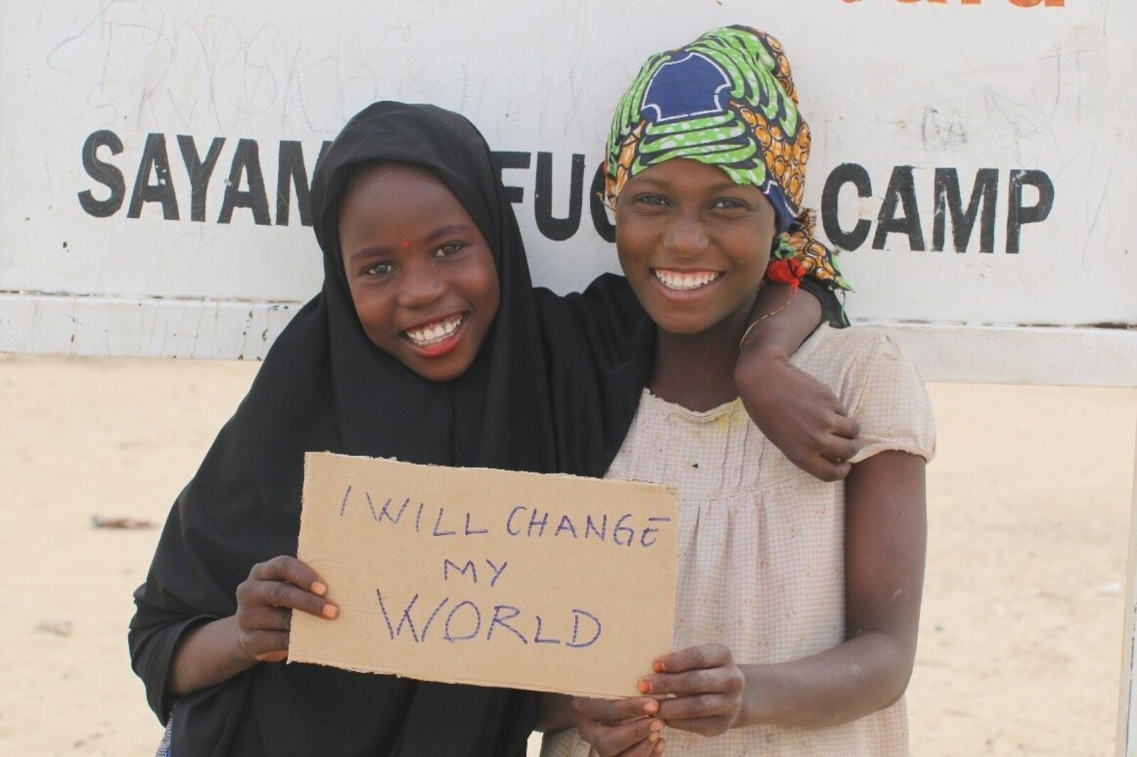 Endlich in Sicherheit: zwei Mädchen aus Nigeria, die vor der Gewalt in ihrer Heimat geflohen sind