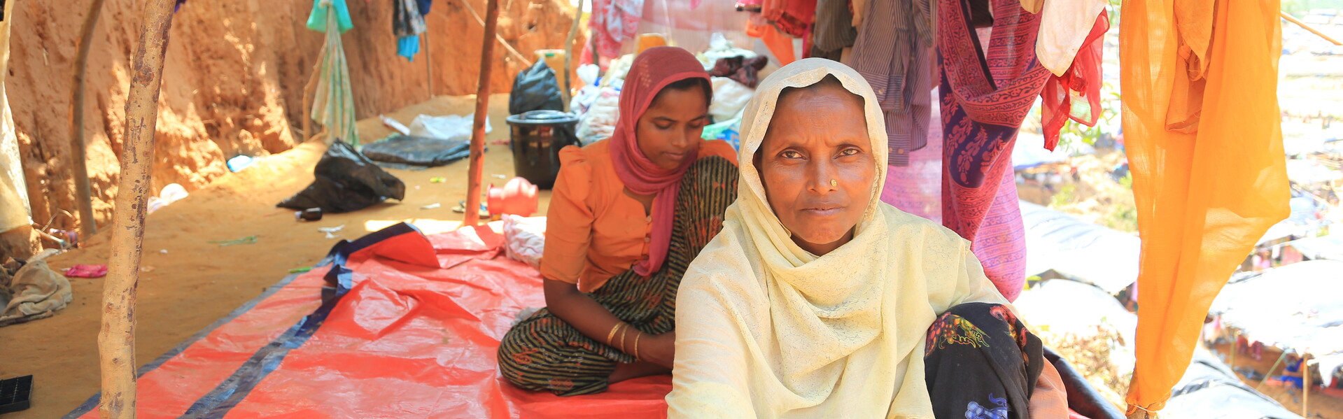 Zwei Rohingya-Frauen sitzen in einem Zelt in einem Flüchtlingscamp in Bangladesch