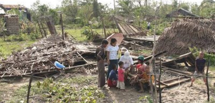 Zyklon Myanmar: Familie zwischen Trümmern