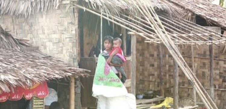 Zyklon Myanmar: Mädchen mit Baby