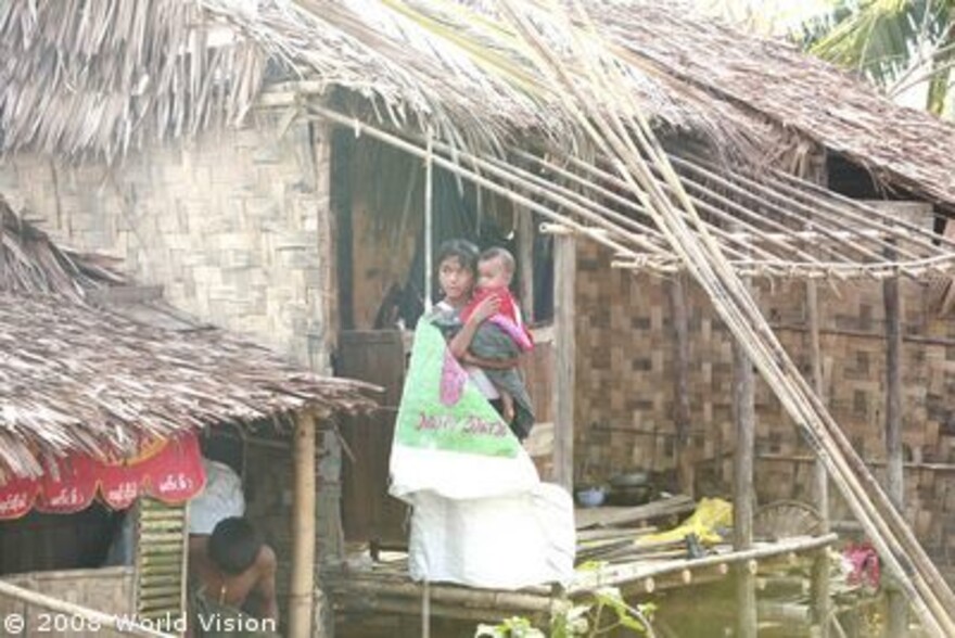 Zyklon Myanmar: Mädchen mit Baby