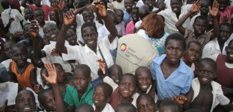 Flut Afrika: Janina Niemietz zwischen Kindern