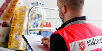 Ein Helfer im Flutgebiet mit Hygieneartikeln