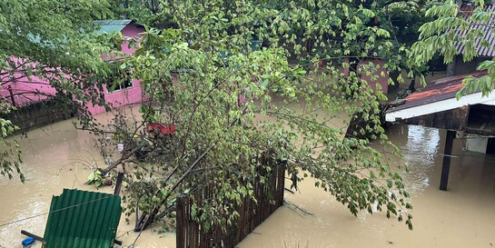 Eine überschwemmte Straße nach einem Taifun auf den Philippinen Eine überschwemmte Straße nach einem Taifun auf den Philippinen