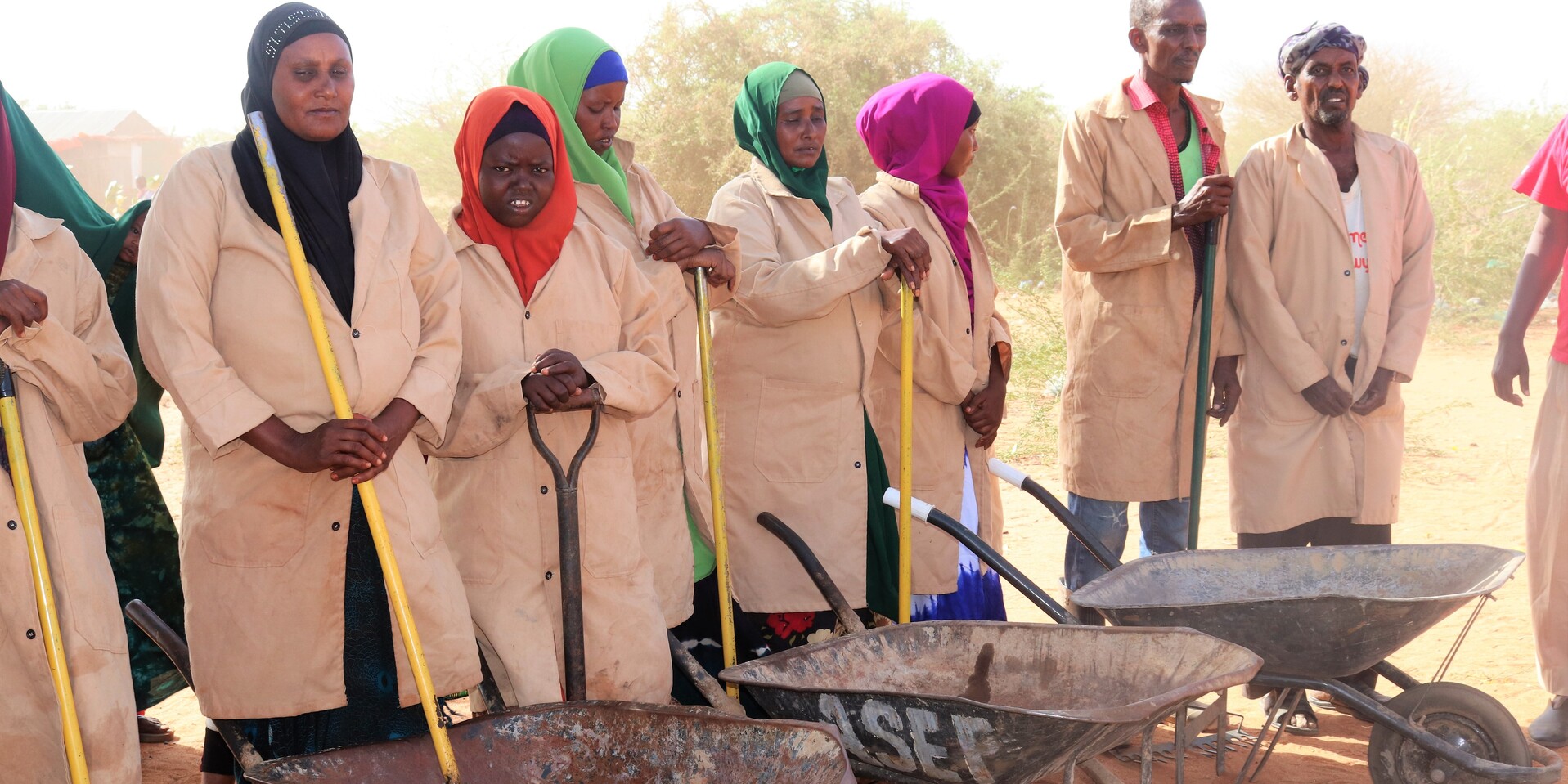 In Südsomalia sorgen Frauen für eine saubere Gemeinde – den Müll sammeln sie in Schubkarren ein In Südsomalia sorgen Frauen für eine saubere Gemeinde – den Müll sammeln sie in Schubkarren ein