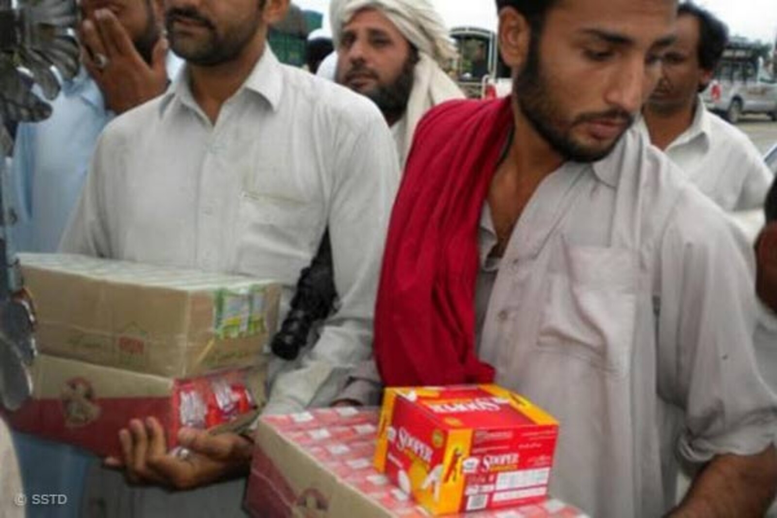Flut Pakistan: CARE-Partner SSTD (Society for Skills & Development) verteilt Lebensmittel