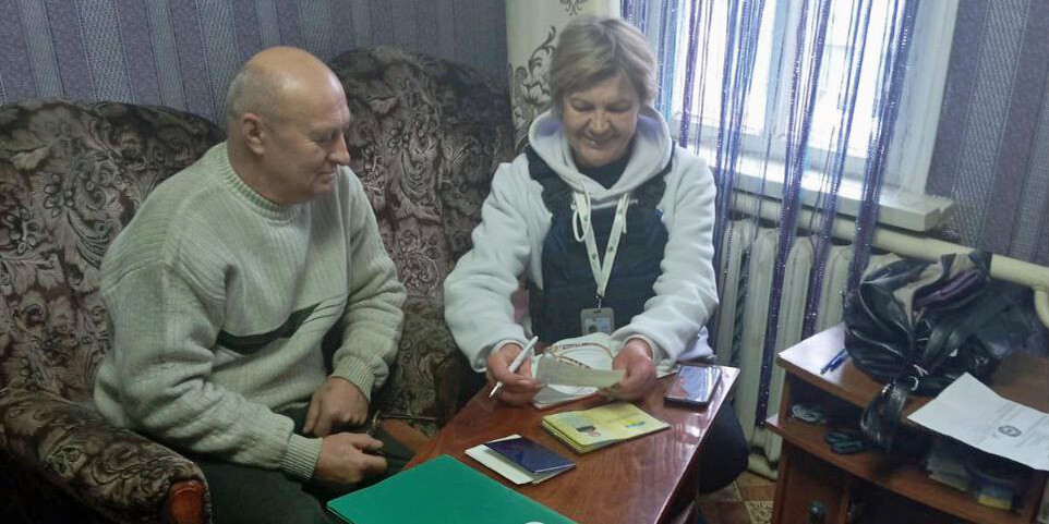 Iryna bei einem Beratungsgespräch im Haus eines älteren Mannes