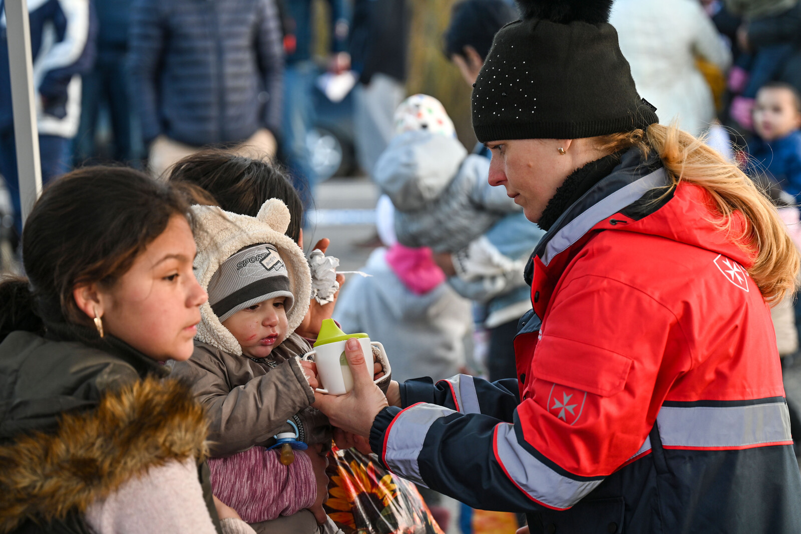 Helferin der Malteser versorgt ein Baby aus der Ukraine 