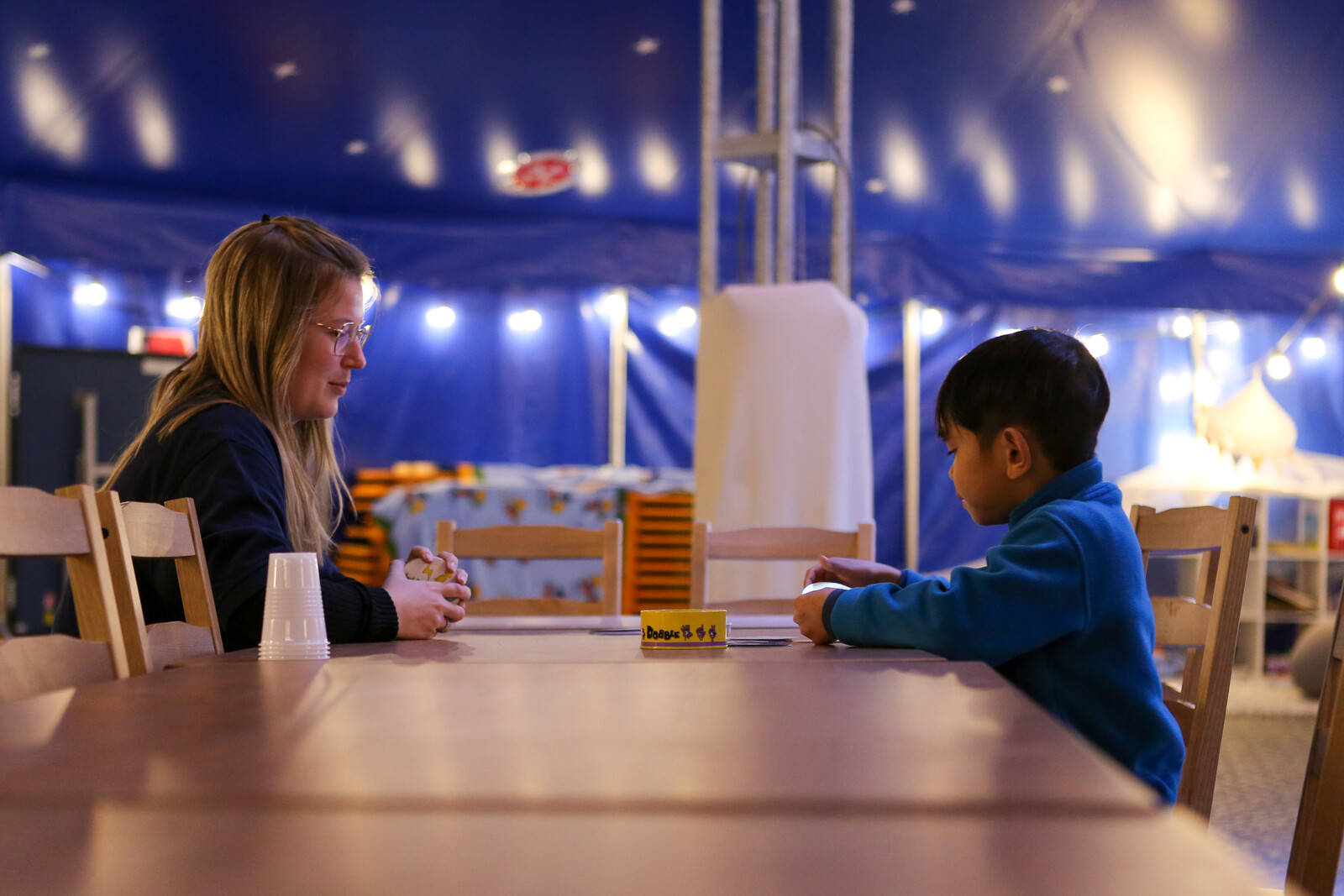 Die Johanniter haben in Dernau ein Zirkuszelt errichtet, damit Kinder Zeit zum Spielen finden