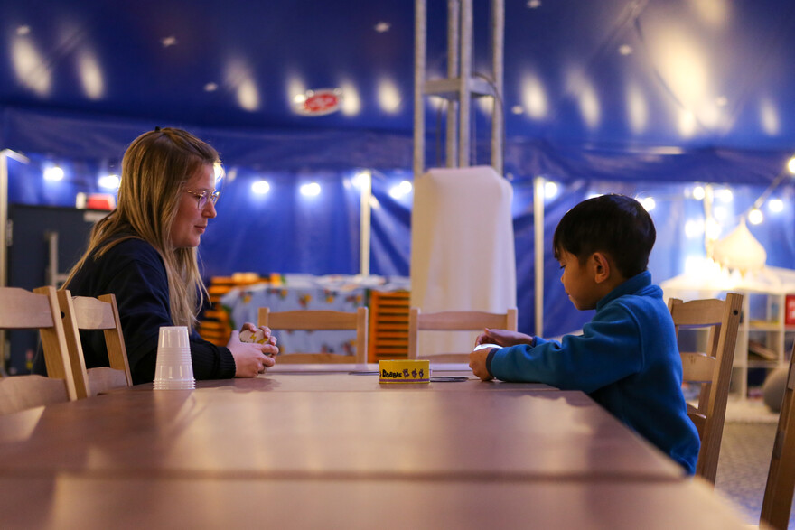 Die Johanniter haben in Dernau ein Zirkuszelt errichtet, damit Kinder Zeit zum Spielen finden