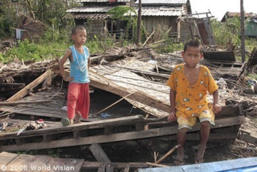 Zyklon Myanmar: zwei kleine Jungen
