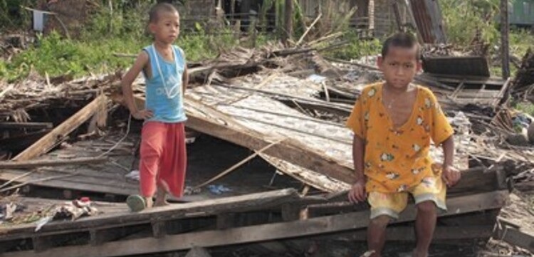 Zyklon Myanmar: zwei kleine Jungen