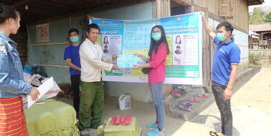 Die Hilfsorganisation arche noVa klärt mit Flyern die Bevölkerung in Myanmar über den Coronavirus auf