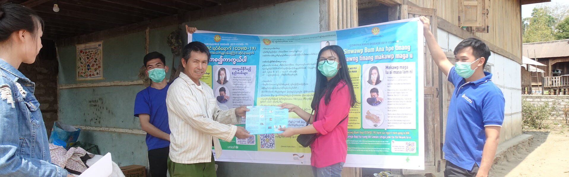 Die Hilfsorganisation arche noVa klärt mit Flyern die Bevölkerung in Myanmar über den Coronavirus auf