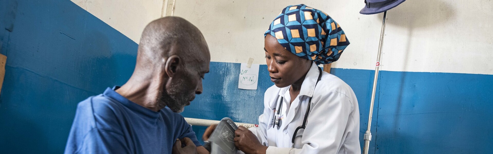 Eine Ärztin behandelt einen Patienten in der Demokratischen Republik Kongo (Symbolbild) Eine Ärztin behandelt einen Patienten in der Demokratischen Republik Kongo (Symbolbild)