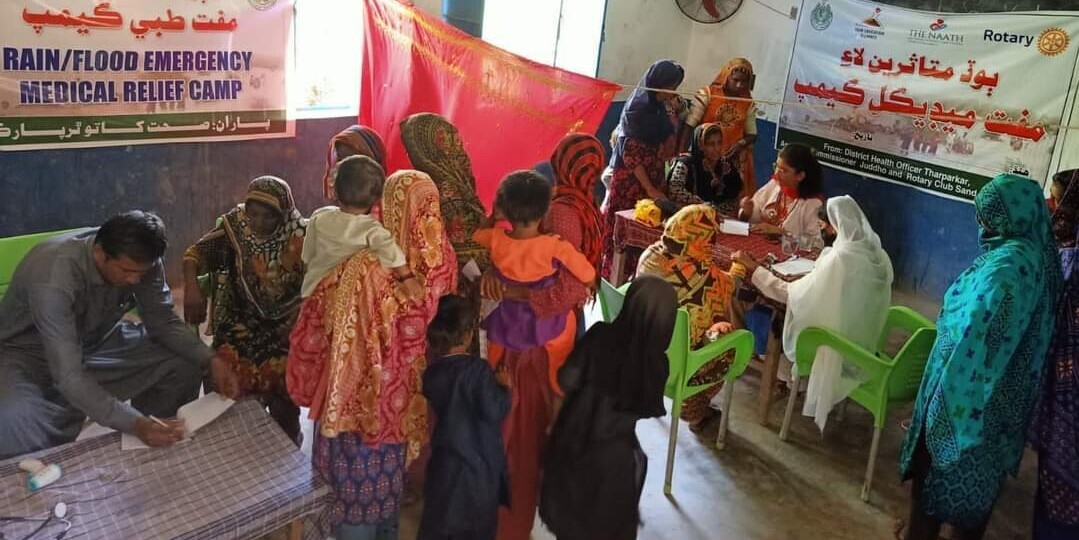 Menschenandrang in einer medizinischen Einrichtung in Sindh