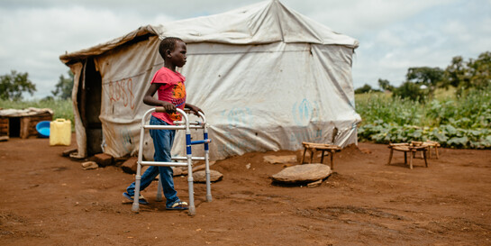 Ein Junge mit einer Gehhilfe in Uganda