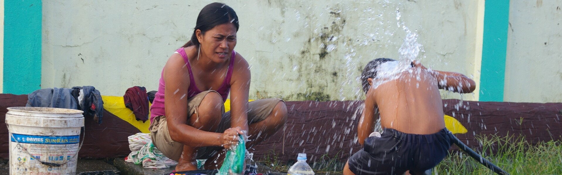 Nach Taifun Haiyan auf den Philippinen ist sauberes Wasser besonders wichtig, um Krankheiten zu vermeiden. Eine Frau und ihr Kind waschen Kleidung.