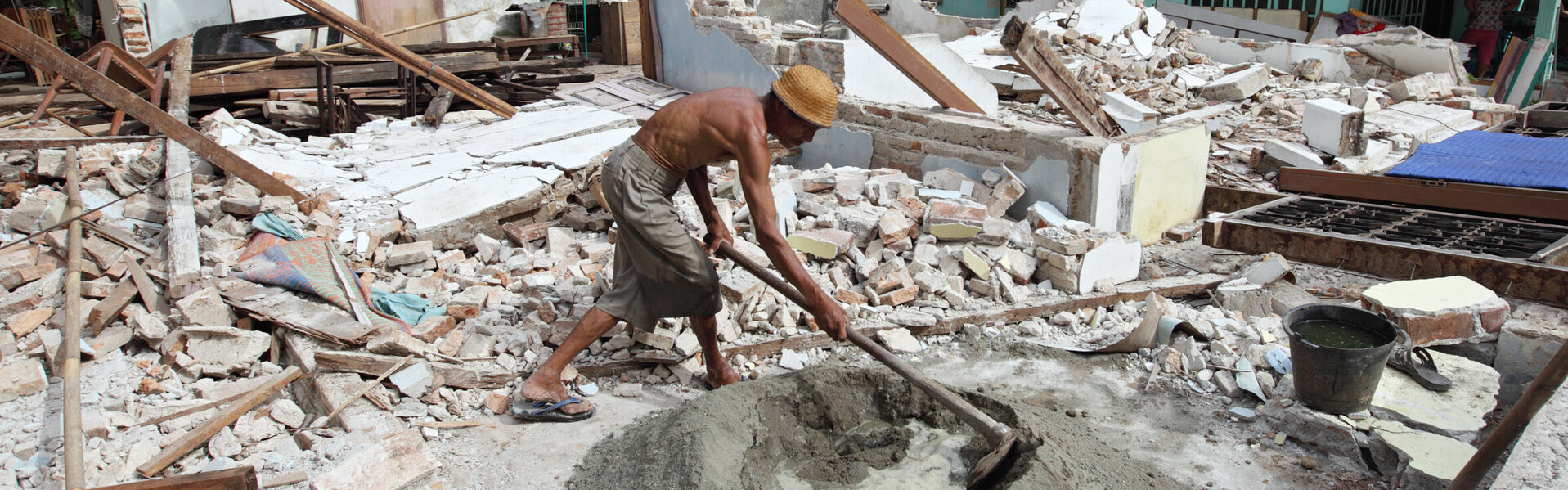 Nach einem Erdbeben auf der Insel Sumatra startet der Wiederaufbau in der Stadt Kampuang Bukik Catiak Tawang
