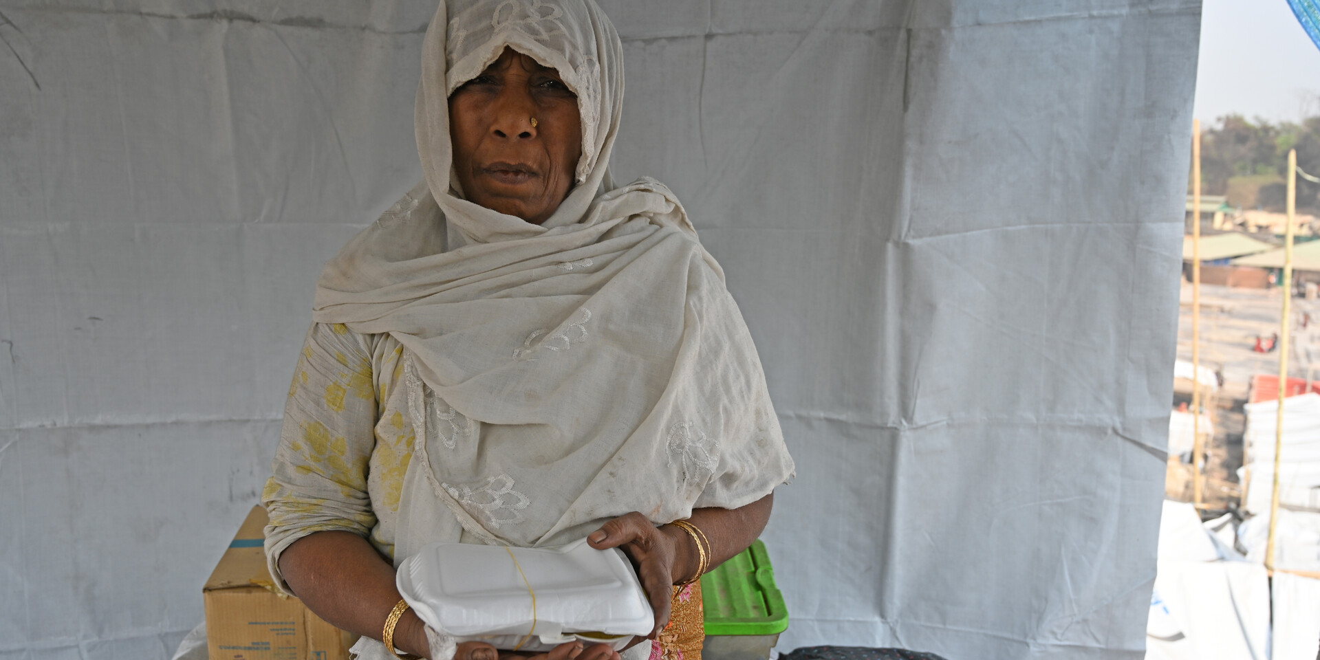 Nur hat im Flüchtlingscamp in Bangladesch Hilfsgüter von World Vision erhalten Nur hat im Flüchtlingscamp in Bangladesch Hilfsgüter von World Vision erhalten