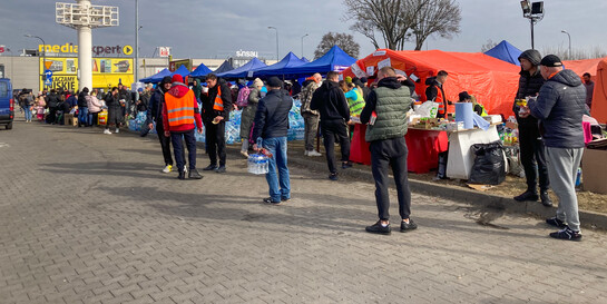 Menschen aus der Ukraine werden in Polen mit Essen versorgt