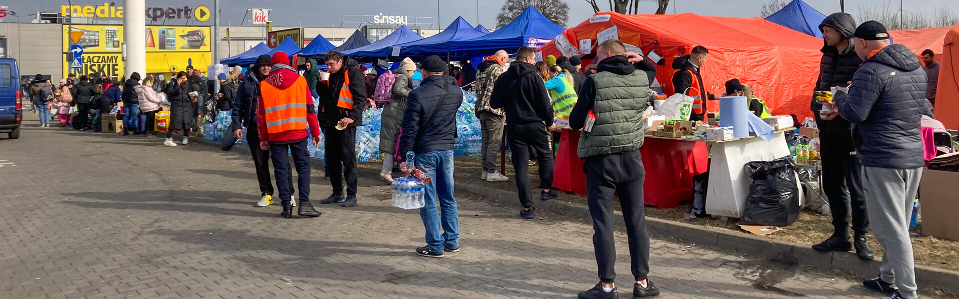 Menschen aus der Ukraine werden in Polen mit Essen versorgt