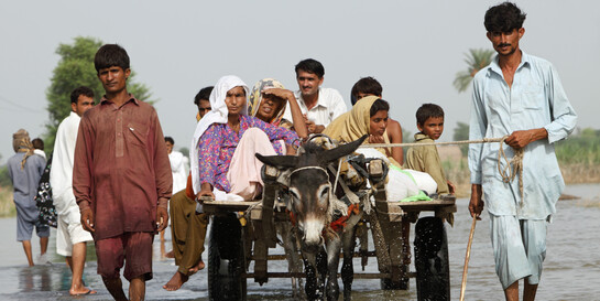 Menschen in Pakistan retten sich vor den Überschwemmungen (Archivbild) 