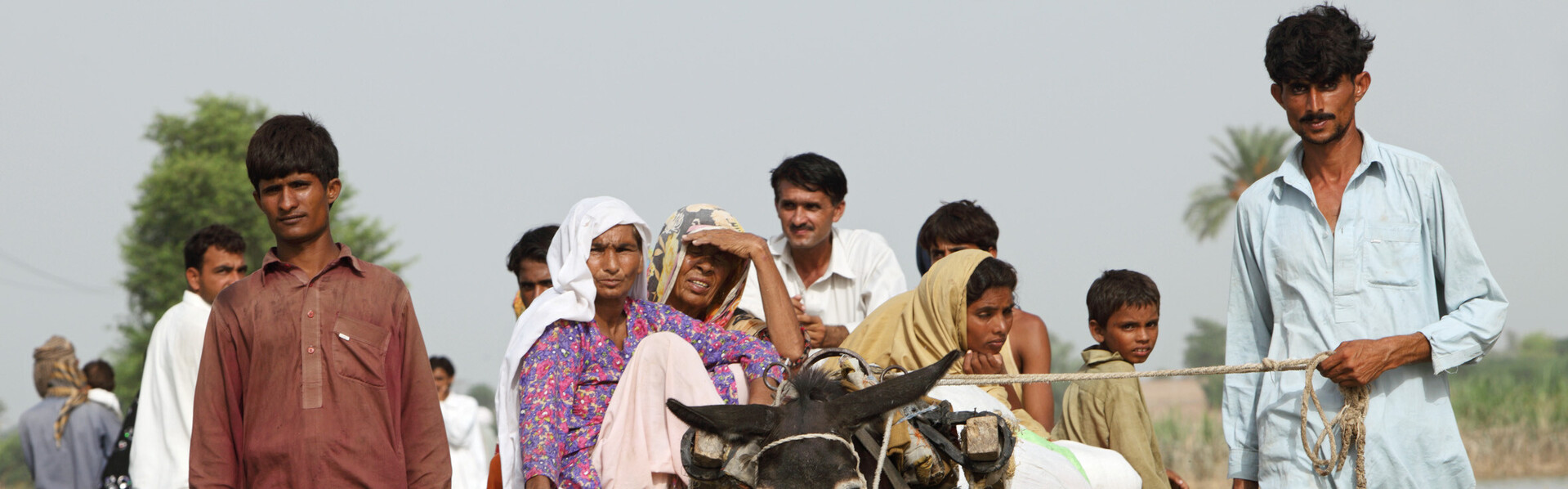 Menschen in Pakistan retten sich vor den Überschwemmungen (Archivbild) 