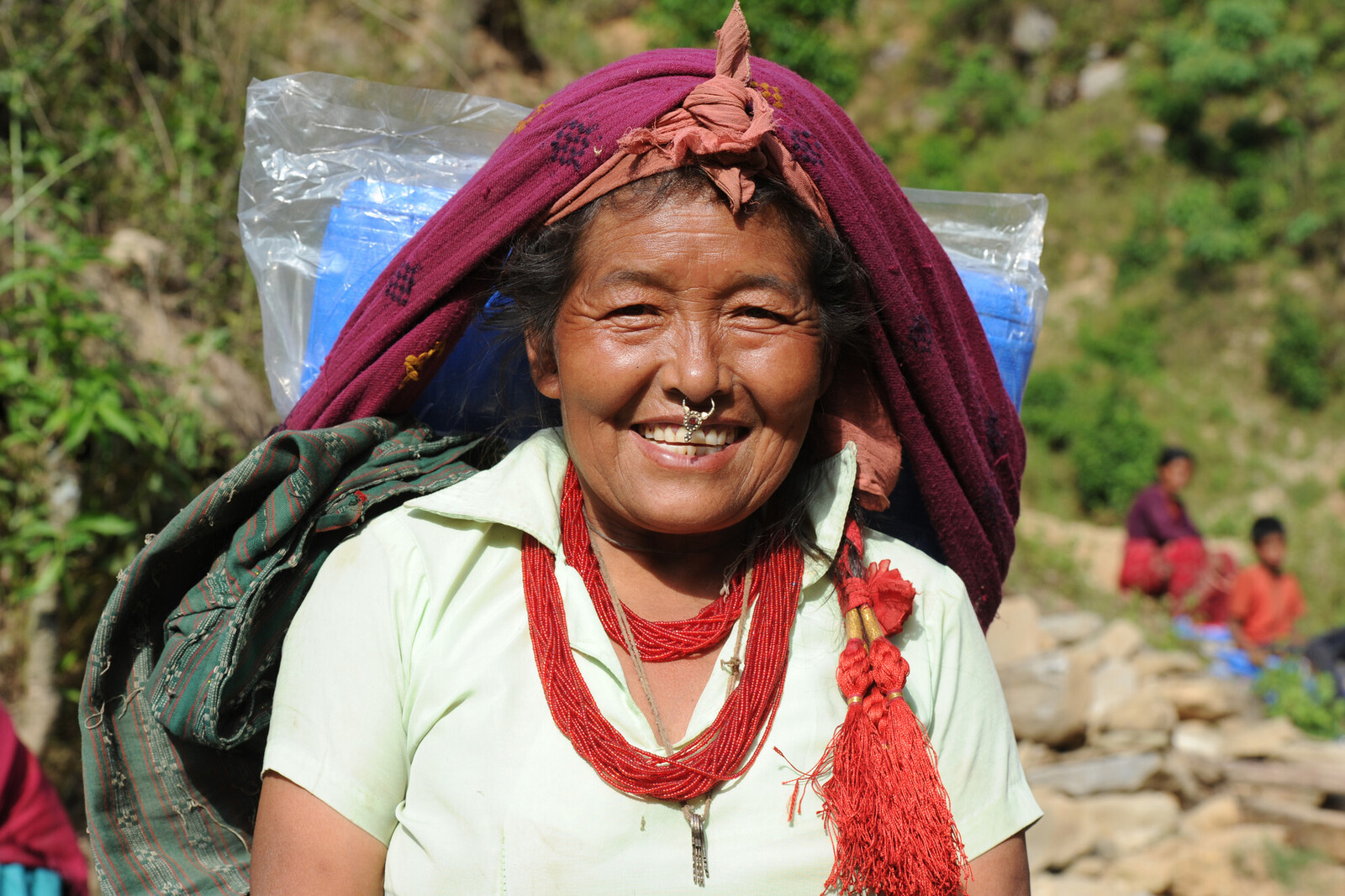 Eine Frau in Nepal hat Hilfsgüter erhalten