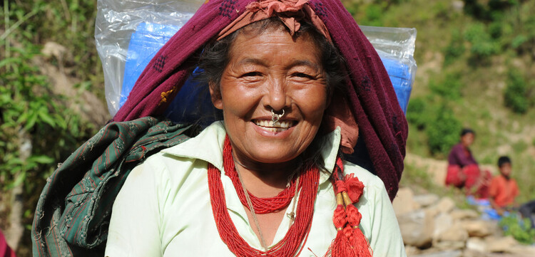 Eine Frau in Nepal hat Hilfsgüter erhalten Eine Frau in Nepal hat Hilfsgüter erhalten