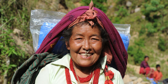 Eine Frau in Nepal hat Hilfsgüter erhalten