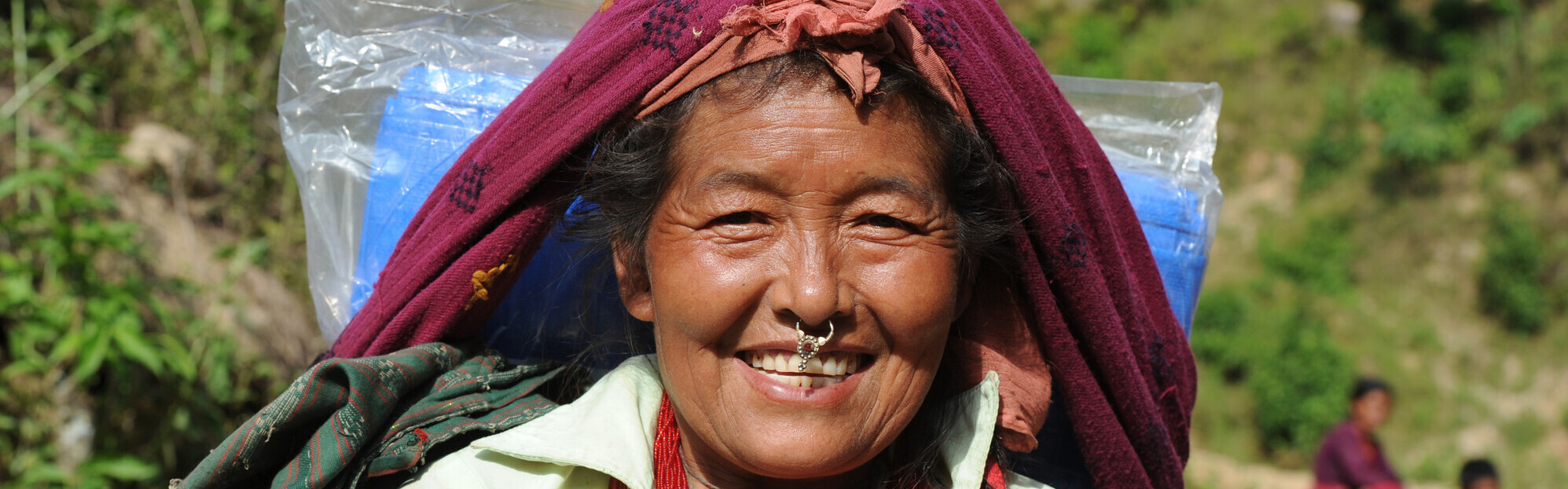 Eine Frau in Nepal hat Hilfsgüter erhalten