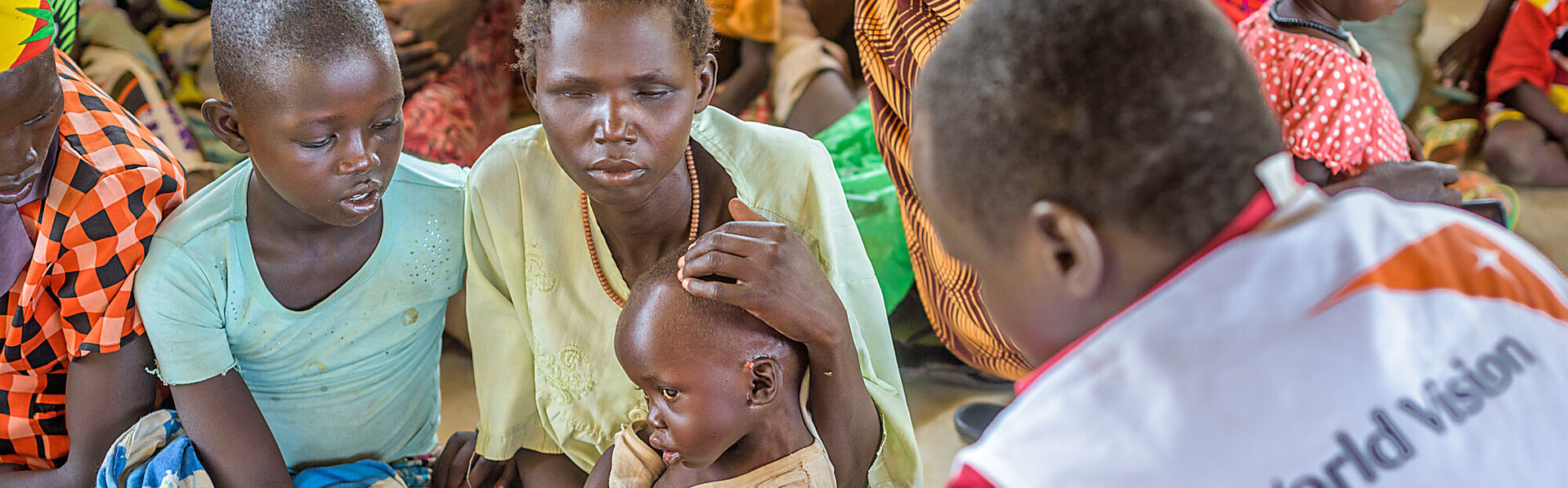 Ein Helfer von World Vision misst den Grad der Unterernährung bei einem Kleinkind im Südsudan