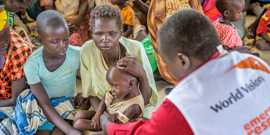 Ein Helfer von World Vision misst den Grad der Unterernährung bei einem Kleinkind im Südsudan