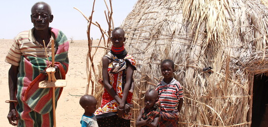 Ein Mann aus Kenia vor seiner Hütte - seine Familie leidet großen Hunger 