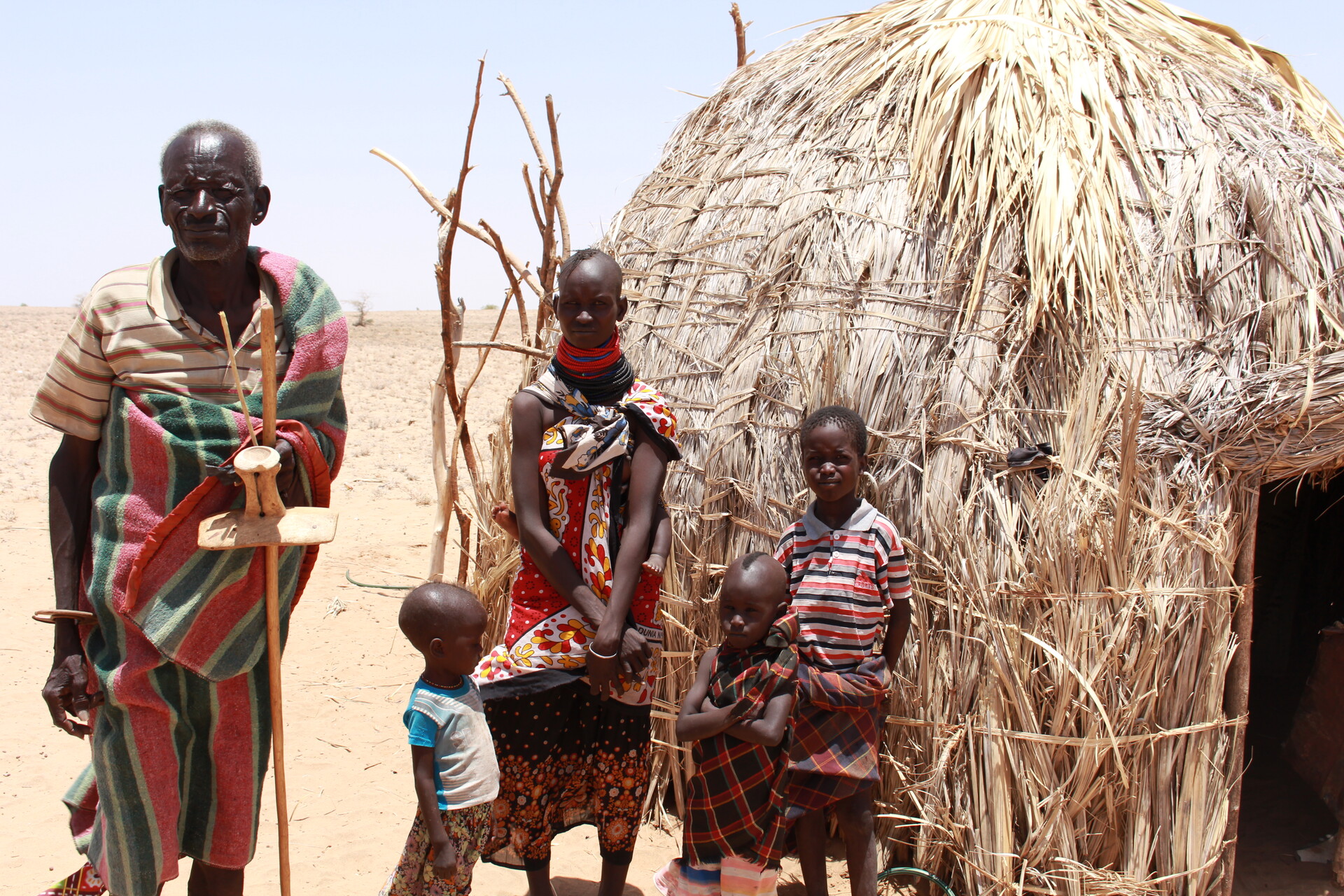 Ein Mann aus Kenia vor seiner Hütte - seine Familie leidet großen Hunger Ein Mann aus Kenia vor seiner Hütte - seine Familie leidet großen Hunger