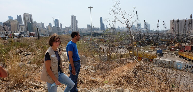 Helferin im Libanon, einem krisengeschüttelten Land Helferin im Libanon, einem krisengeschüttelten Land
