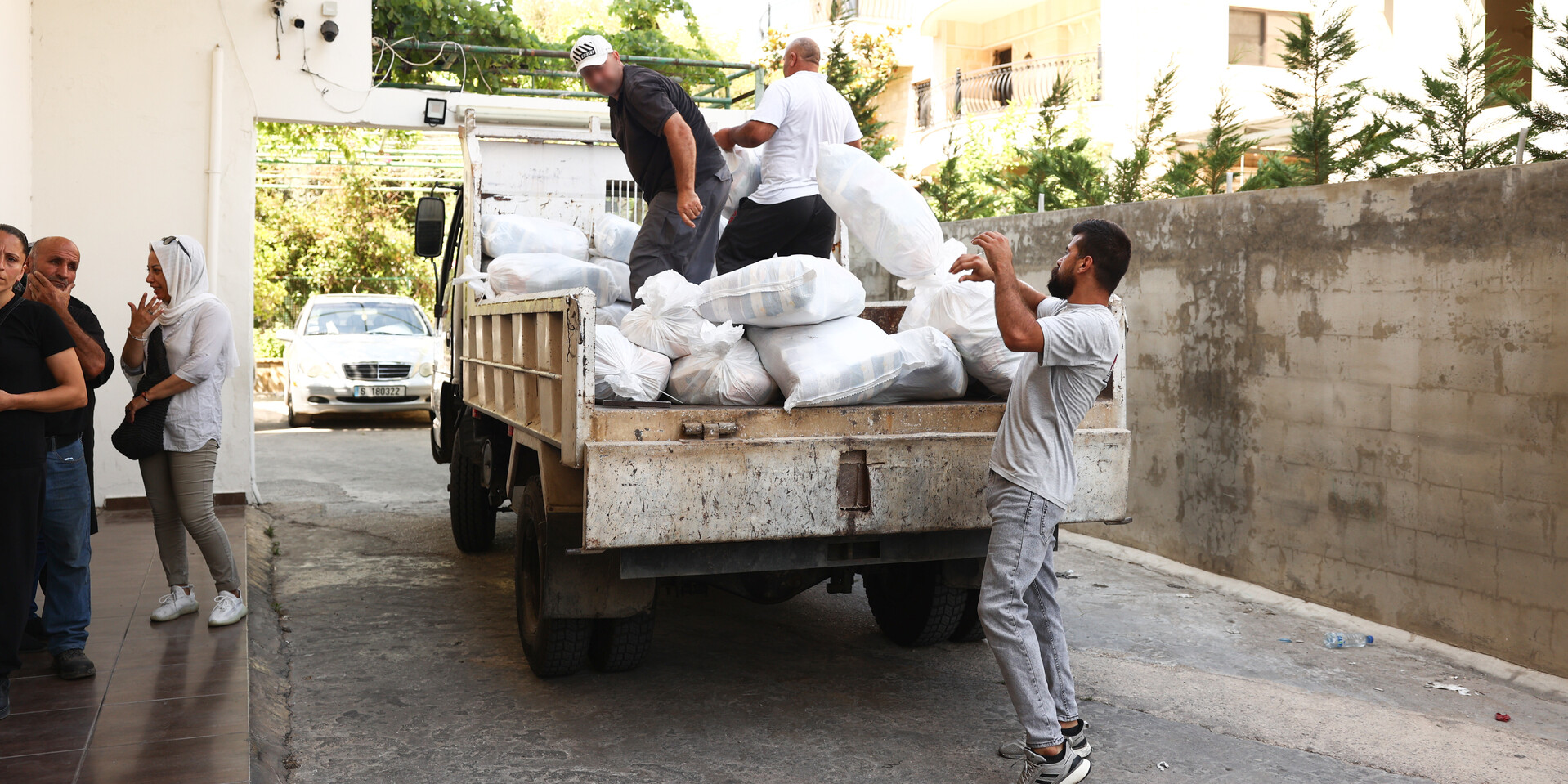Helfer verteilen Hilfsgüter im Libanon