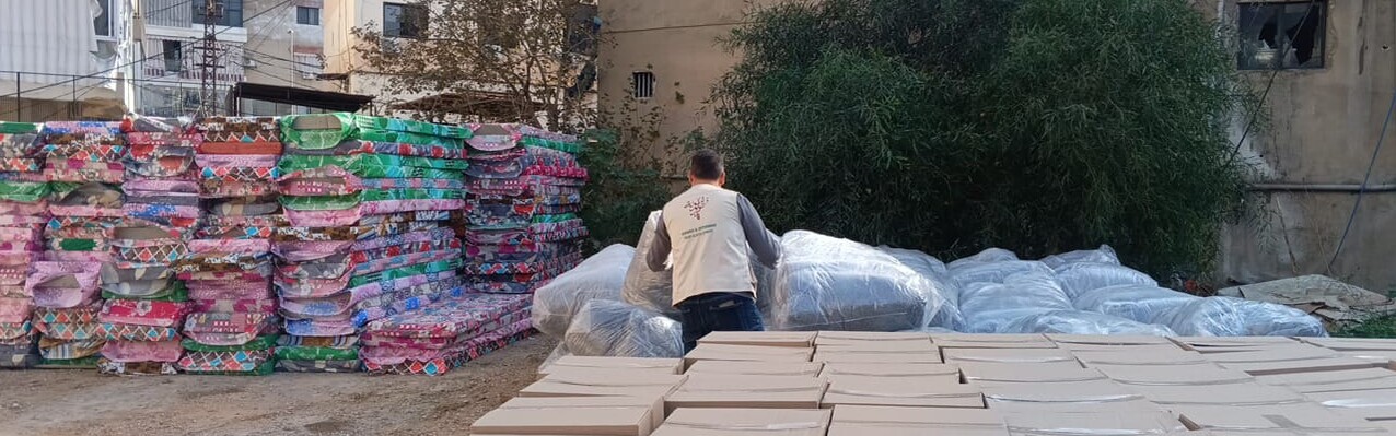 Ein Helfer einer Partnerorganisation von LandsAid bei der Verteilung von Hilfsgütern im Libanon