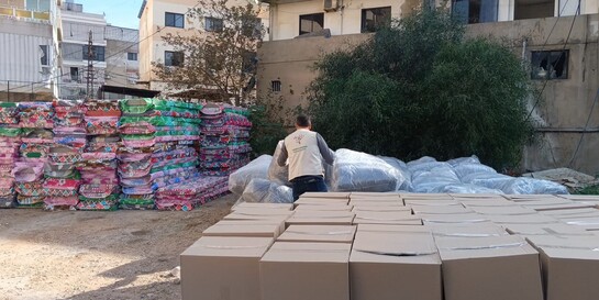 Ein Helfer einer Partnerorganisation von LandsAid bei der Verteilung von Hilfsgütern im Libanon