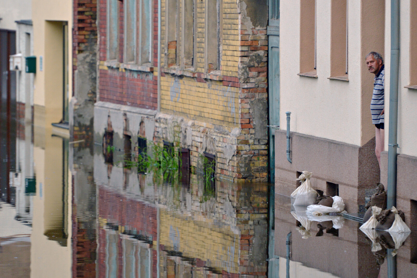 Schwere Unwetter und sintflutartiger Regen setzen große Teile Süd- und Ostdeutschlands unter Wasser.