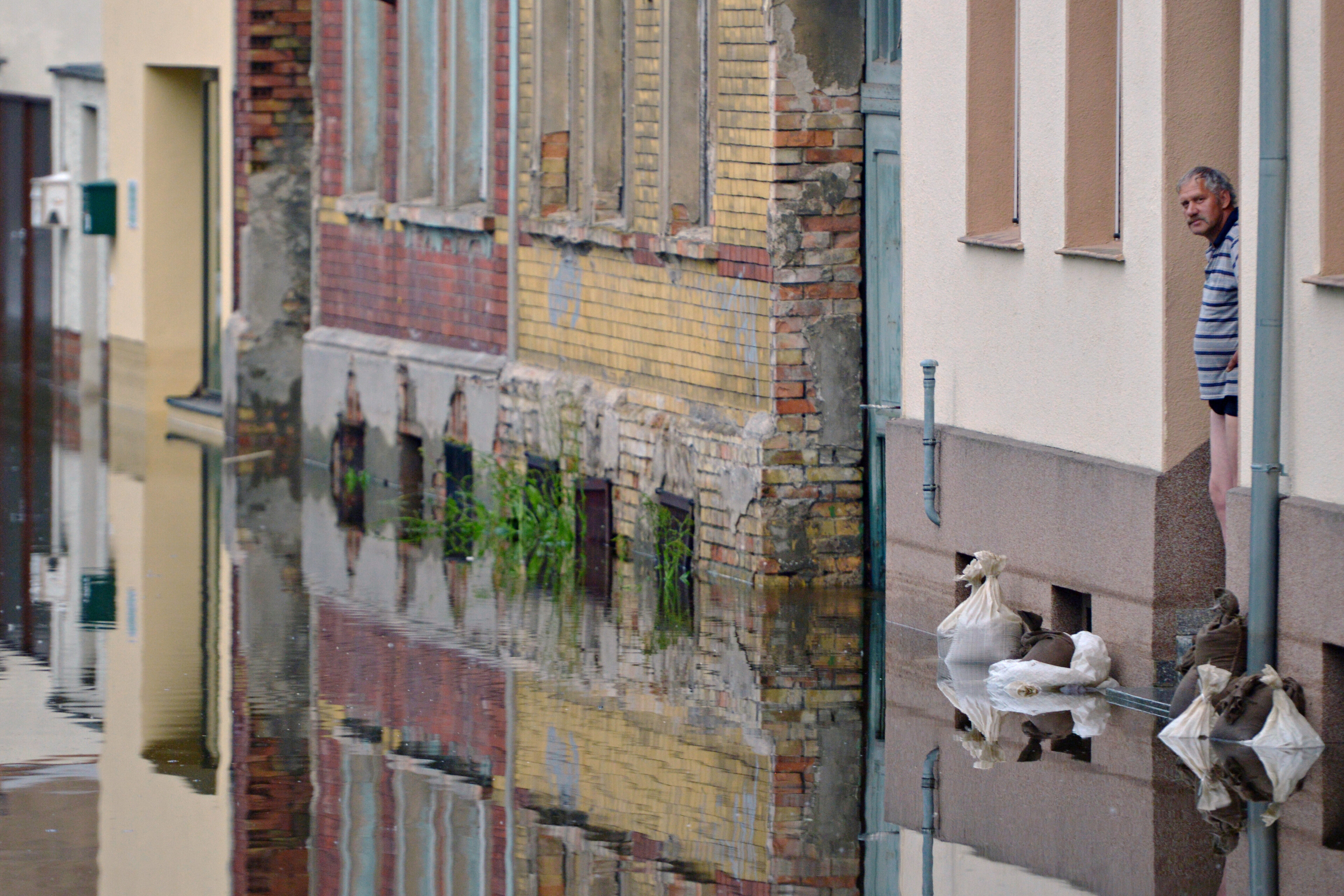 Schwere Unwetter und sintflutartiger Regen setzen große Teile Süd- und Ostdeutschlands unter Wasser. Schwere Unwetter und sintflutartiger Regen setzen große Teile Süd- und Ostdeutschlands unter Wasser.
