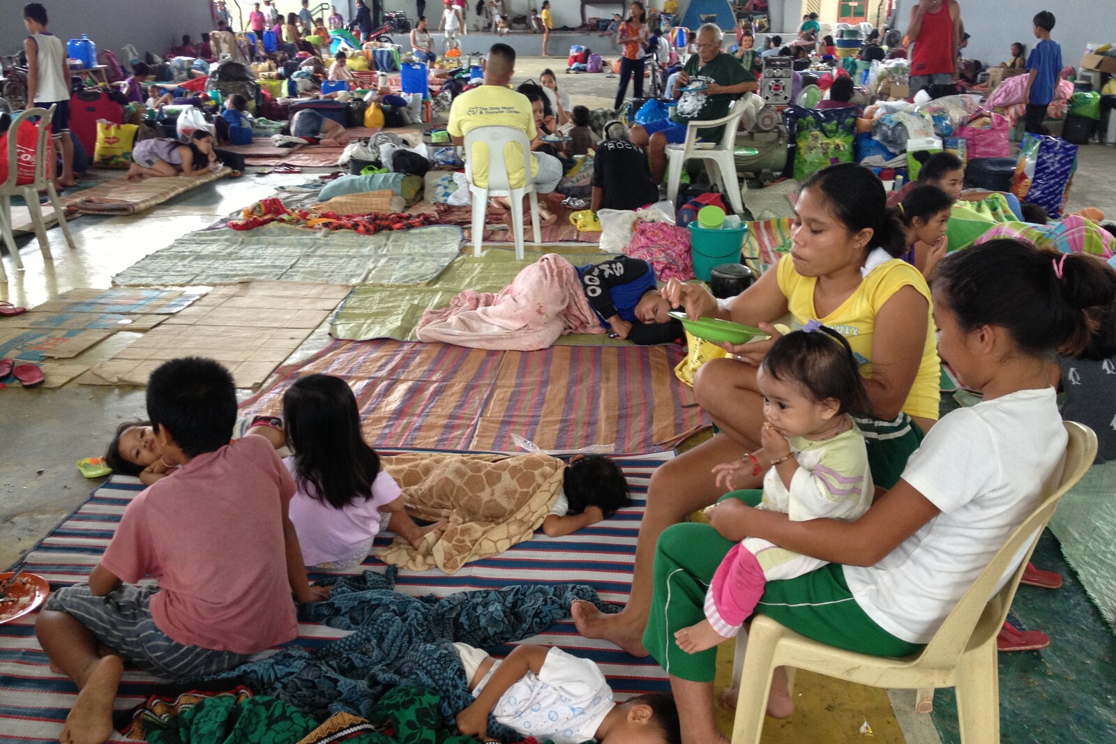 Menschen suchen Schutz vor der Flut  in einer Halle auf den Philippinen 
